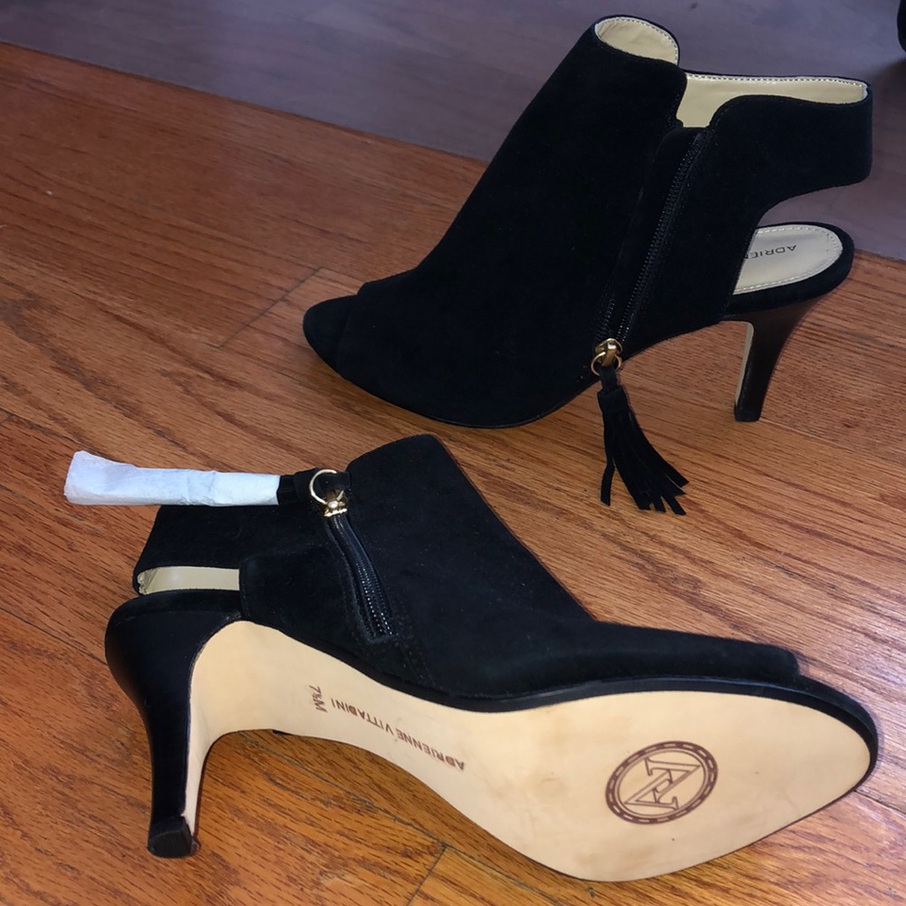 NWOB ADRIENNE VITTADINI peep toe suede heel